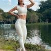 Mulher com conjunto fitness branco