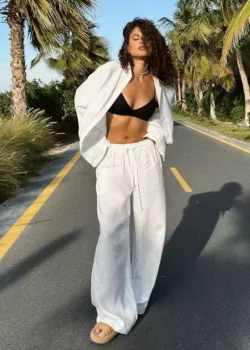 mulher com conjunto branco na rua