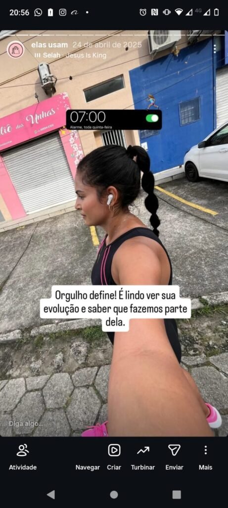 Mulher com a roupa no espelho, cliente satisfeita
