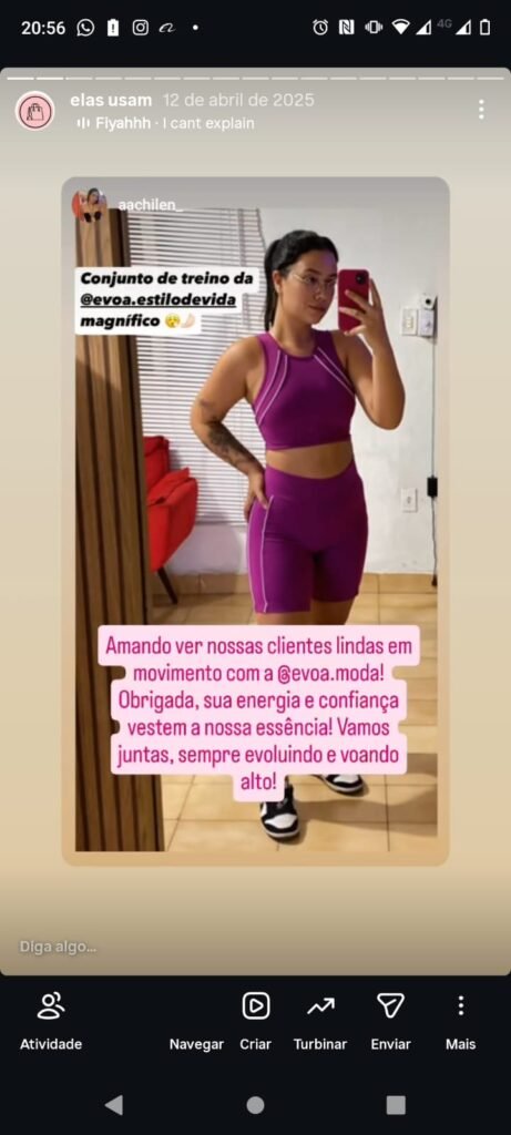 Mulher com a roupa no espelho, cliente satisfeita