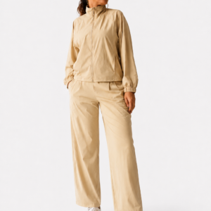 Modelo com Conjunto Fitness corta-vento e calça
